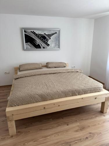 a bedroom with a wooden bed in a room at Loft Fischbach bei Kallmünz 2 Schlafzimmer in Kallmünz