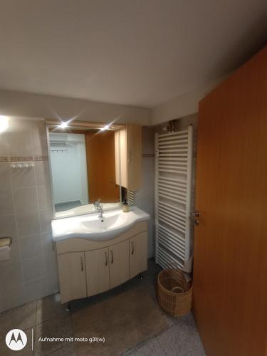 a bathroom with a sink and a mirror at Ferienwohnung Fuchsbau in Werne an der Lippe
