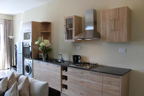 Η κουζίνα ή μικρή κουζίνα στο Flic en Flac Beach Penthouse