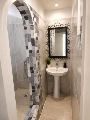 a bathroom with a sink and a mirror at Résidence Les Bernier in Nianing