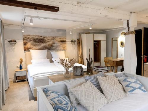 a living room with two beds and a couch at NOX HOTEL - Digital-Check-In & Virtual Reception - nahe Bretten & Karlsruhe in Wössingen