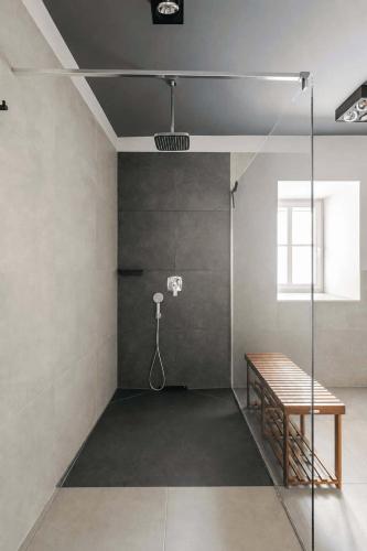 a room with a shower and a table in it at NOX HOTEL - Digital-Check-In & Virtual Reception - nahe Bretten & Karlsruhe in Wössingen