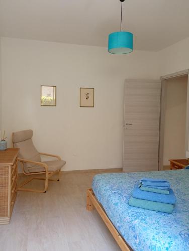 a bedroom with a bed and a desk and a chair at Casa Marina mare e relax in Marina Palmense