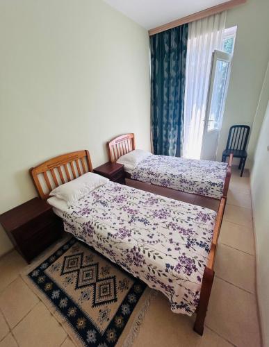 a bedroom with two beds and a window at Apartment near Tskaltubo spa resort in Tsqaltubo