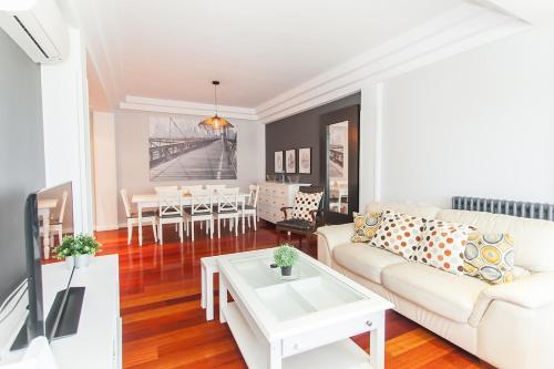 Casa Fernando Castellana Madrid large 4BD 4 Torres La Paz