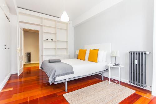 Casa Fernando Castellana Madrid large 4BD 4 Torres La Paz