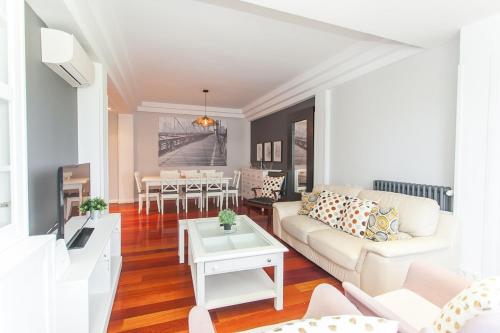 Casa Fernando Castellana Madrid large 4BD 4 Torres La Paz