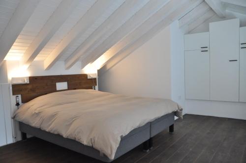 a bedroom with a large bed with a wooden headboard at Vale De Água Equestrian Resort in Odemira