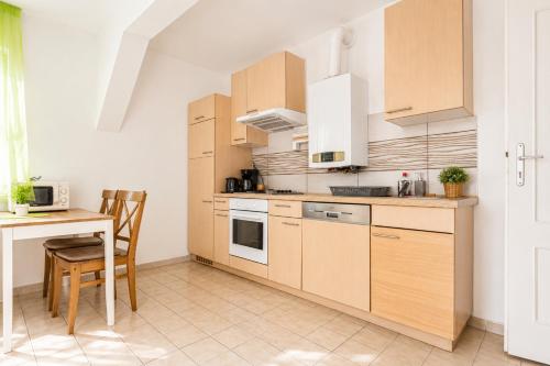 Stylish 3BR Apt with Balcony in the City Center