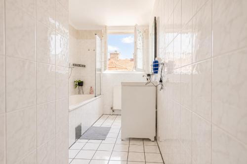 Stylish 3BR Apt with Balcony in the City Center