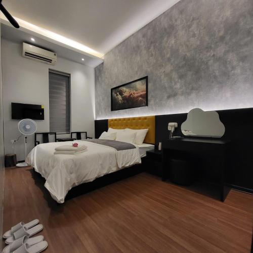 a bedroom with a bed and a desk and a television at Pickle Hotel Từ Sơn in Ðại Sơn
