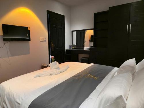 a bedroom with a large white bed with a mirror at Pickle Hotel Từ Sơn in Ðại Sơn