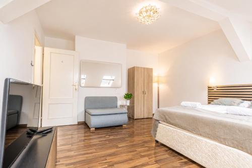 Stylish 3BR Apt with Balcony in the City Center