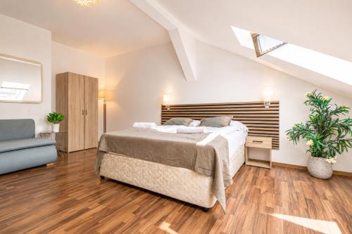 Stylish 3BR Apt with Balcony in the City Center