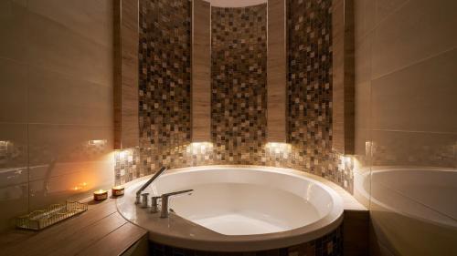 a large bath tub in a bathroom with a bath tub at Pearl Home in Békéscsaba