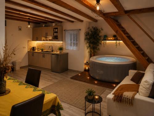 eine Küche und ein Wohnzimmer mit Badewanne in der Unterkunft Vikendica za odmor in Busovača