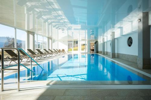 Bazén v ubytování BRUGGER'S Hotelpark am See nebo v jeho okolí