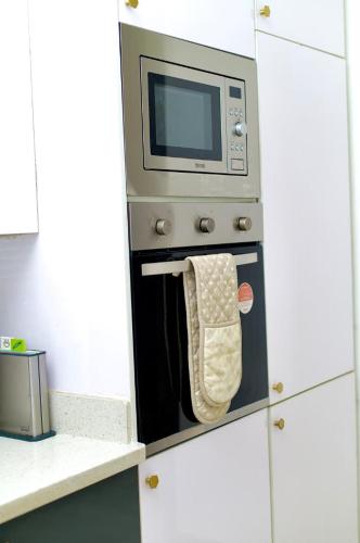a microwave oven with a towel hanging on the oven door at Tipson Apartments in Bamgbose
