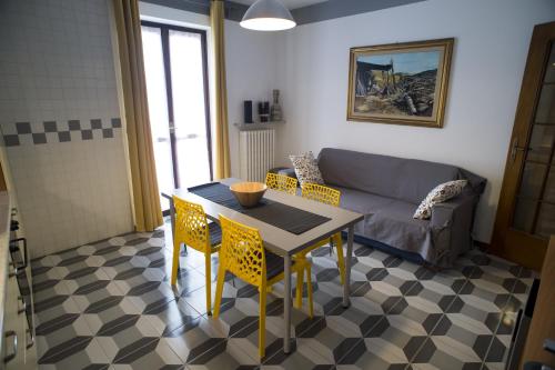 - un salon avec une table et un canapé dans l'établissement Casa Clementi, à Barolo