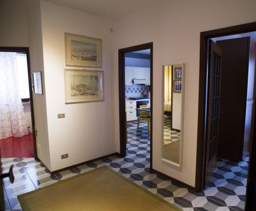 un couloir avec deux portes et un sol en damier dans l'établissement Casa Clementi, à Barolo