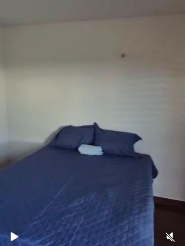 a bedroom with a blue bed with blue pillows at Chácara Encanto do Horizonte in Ibiapina