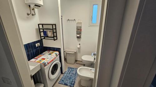 a small bathroom with a toilet and a sink at Casa Rose in Villaggio Azzurro