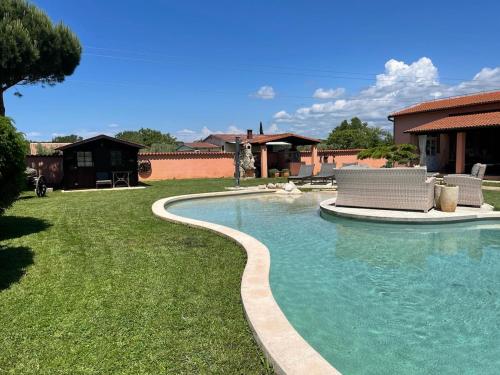 Lovely apartment with pool and garden