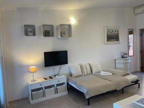Lovely apartment with pool and garden