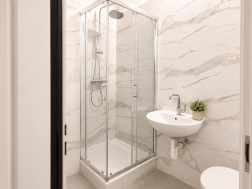 Comfortable 7BR Apartment with Garden Access