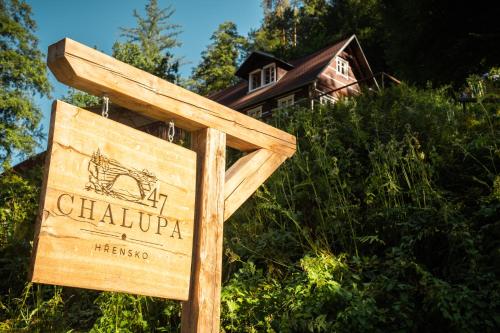 a wooden sign in front of a house at Chalupa 47 in Hřensko