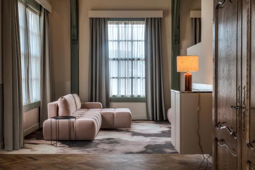 a living room with a couch and a chair at Metzlr House in Haarlem