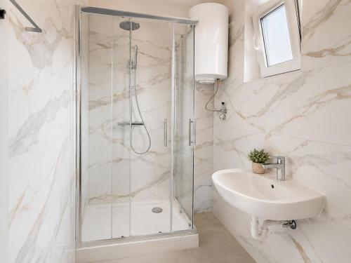Budget Friendly Private Rooms with Garden