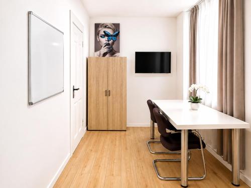 Budget Friendly Private Rooms with Garden
