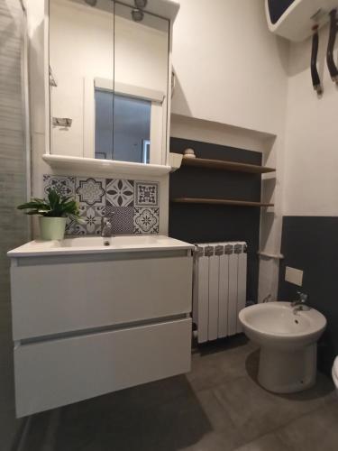 a bathroom with a sink and a toilet at Mercury Room in Limbiate