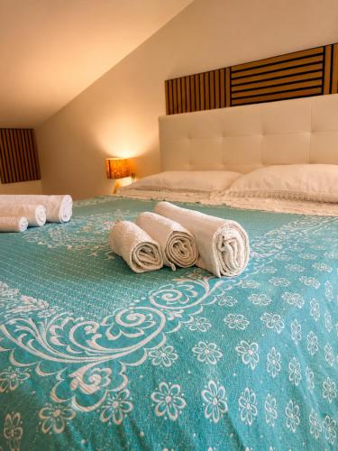 a bedroom with two beds with rolled towels on the floor at La Dimora di Deborah Terrazza Panoramica, Centro & Stazione a 4 min, Relax e Comfort in Montecatini Terme