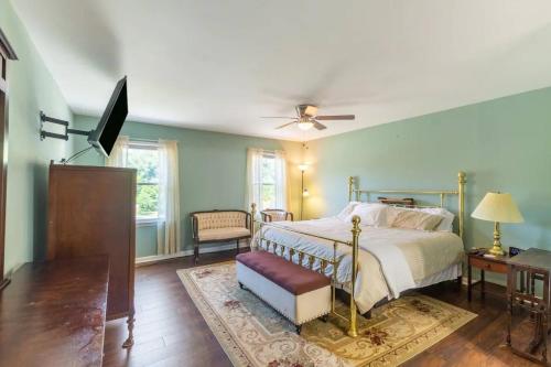a bedroom with a bed and a ceiling fan at Lrge 5 BR 9 Beds Near DC-Pool, Hot Tub, Gym, Game Rm, Fire Pit in Bowie