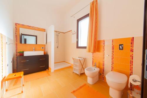 a bathroom with a toilet and a sink at B&B Bianco Sale Trapani in Rilievo