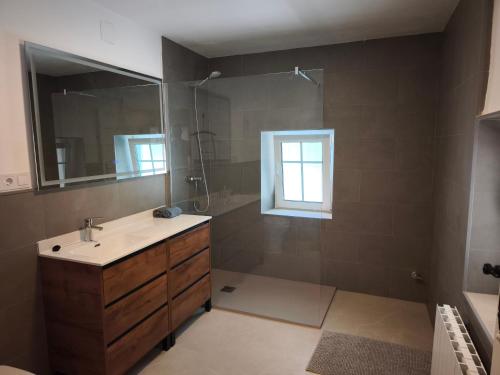 a bathroom with a sink and a shower and a mirror at Casa Limón - Alpujarras in Órgiva