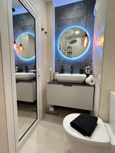 ein Badezimmer mit zwei Waschbecken und einem Spiegel in der Unterkunft Mateo in Ruse