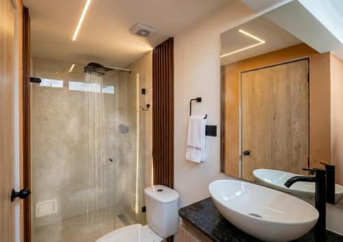 a bathroom with a sink and a toilet and a shower at Hotel Biba Life - Chia in Chía