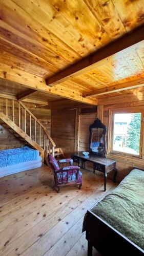 a room with a bed and a desk in a cabin at BBR House in Chʼkhakoura