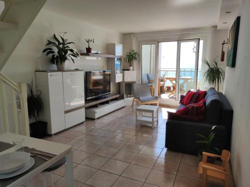 Seafront duplex with lovely terrace