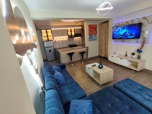 an overhead view of a living room with a blue couch at DEPPIu in Piura