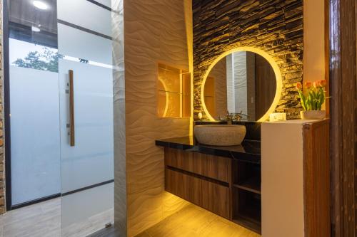 a bathroom with a sink and a mirror at QUINTA PRIMAVERA - Hostería Campestre in Nueva Loja