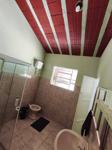 a bathroom with a shower and a toilet at Chácara Angola in Andradas