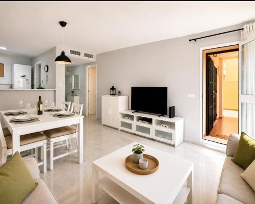 Apartamento, piscina, wifi 5G, patio privado, parking, sol, 300 metros de la playa VFT MA 75455