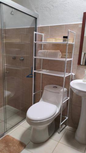 a bathroom with a toilet and a shower at Mejor relación Precio Comodidad in San Diego