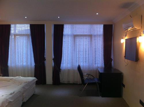 Una cama o camas en una habitación de TJ's Hotel