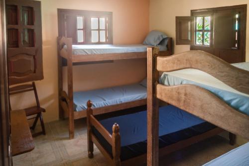 a room with two bunk beds in a room at Morada Coral Hostel em Maracaípe in Porto De Galinhas