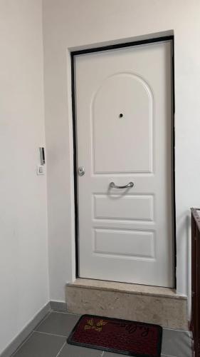a white door with a silver handle in a room at La casa dei desideri in Pizzo